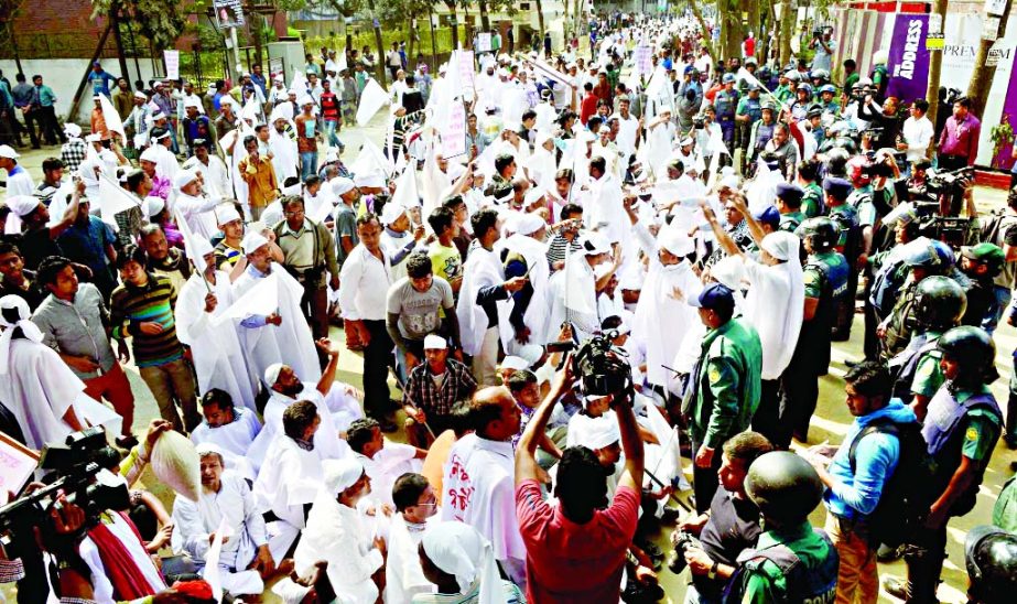 vers wearing burial clothes heading towards BNP Chief Khaleda Zia's Gulshan office demanding security of lives and stop bomb attacks on Thursday. They were obstructed there by the police to quell any untoward incidence.