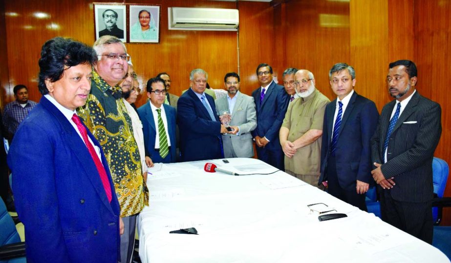 Hossain Khaled, President of Dhaka Chamber of Commerce and Industry with his team called on Industry Minister Amir Hossain Amu, MP at his office on Thursday. Industry Secretary Md Mosharraf Hossain Bhuiyan, ndc, DCCI SVP Humayun Rashid and VP Md Shoaib Ch