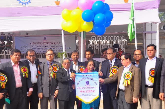 Pro-Vice-Chancellor of Dhaka University Professor Dr Nasreen Ahmed inaugurating the Annual Sports Competition of Kabi Jasim Uddin Hall of Dhaka University (DU) by releasing the balloons as the chief guest at the central playground of DU on Saturday.
