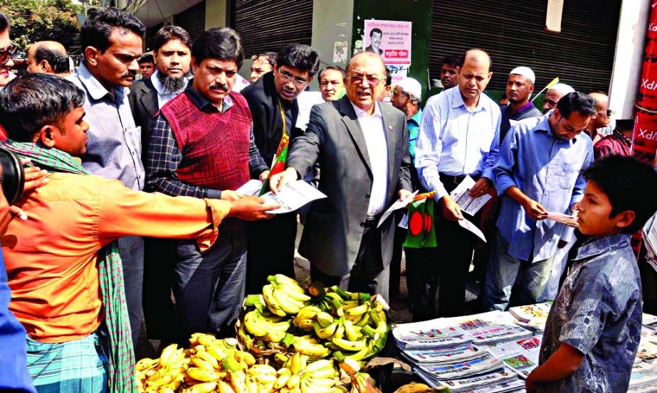 FBCCI President Kazi Akram Uddin Ahmed and other business leaders distributing leaflets among the people in front of its Bhaban demanding withdrawal of ongoing blockade programmes enforced by 20-party alliance on Saturday.