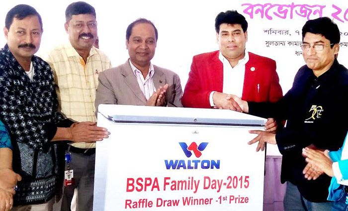 Additional Director of RB Group FM Iqbal Bin Anwar Dawn giving away the first prize of the Raffle Draw of the Family Day of Bangladesh Sports Press Association (BSPA) at Sultana Kamal Women's Sports Complex in Dhanmondi on Saturday.
