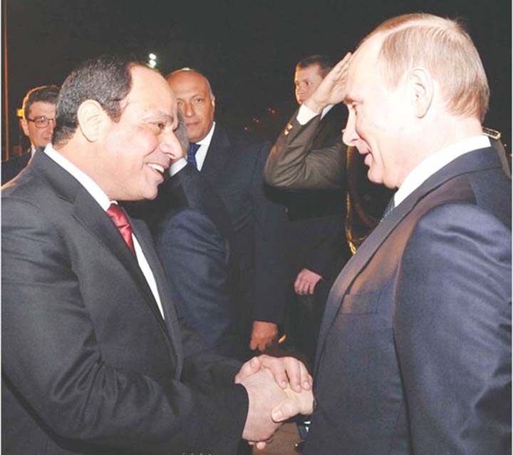 Egyptian President Abdel Fattah al-Sisi (L) exchanging gift with his Russian counterpart Vladimir Putin in Cairo.
