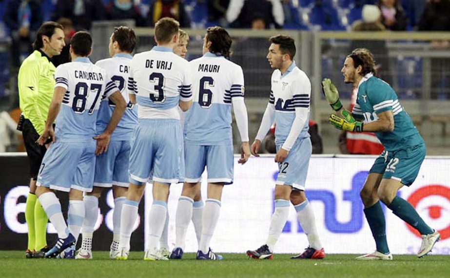 Lazio's goalie Federico Marchetti (right) argues with referee Andrea Gervasoni (left) after being shown a red card during a Serie A soccer match between Lazio and Genoa at Rome's Olympic stadium on Monday.