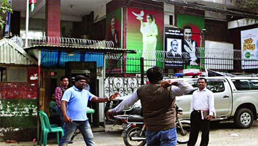 A youth is seen hurling brickbats at BNP Chairperson Begum Khaleda Zia's Gulshan office on Tuesday.