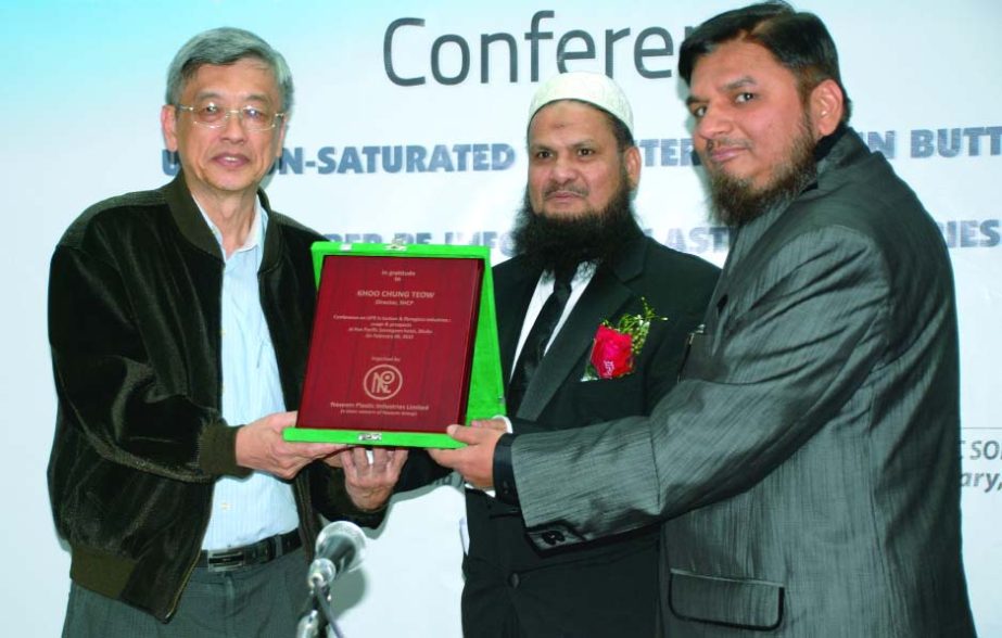 Shahid Ali Khan, Chairman and Rashid Ali Khan Managing Director of Naseem Group presenting company's logo and crest at a conference on "Unsaturated Polyester Resin in Button & Fibreglass Industries: Usage & Prospects" to Khoo Chung Teow, Director of Si