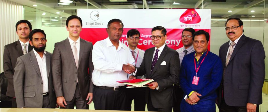 Mahtab Uddin Ahmed, COO of Robi Axiata Limited and Miran Ali, Managing Director of BITOPI Group sign a corporate deal at Robi office on Tuesday. Md Adil Hossain, EVP, Abul Kalam Mohammad Nazmul Islam, VP, Md Enayetul Karim, GM of Robi Axiata Limited and S