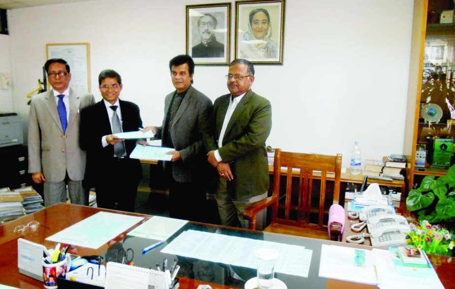 LGED Sustainable Rural Infrastructure Improvement Project Director Md Ali Akhtar Hossain and Nirapod Sarok Chai Chairman Ilias Kanchan signing an agreement on Wednesday at LGED headquarters, while LGED Chief Engineer Shyama Prasod Adhikari and Superintend