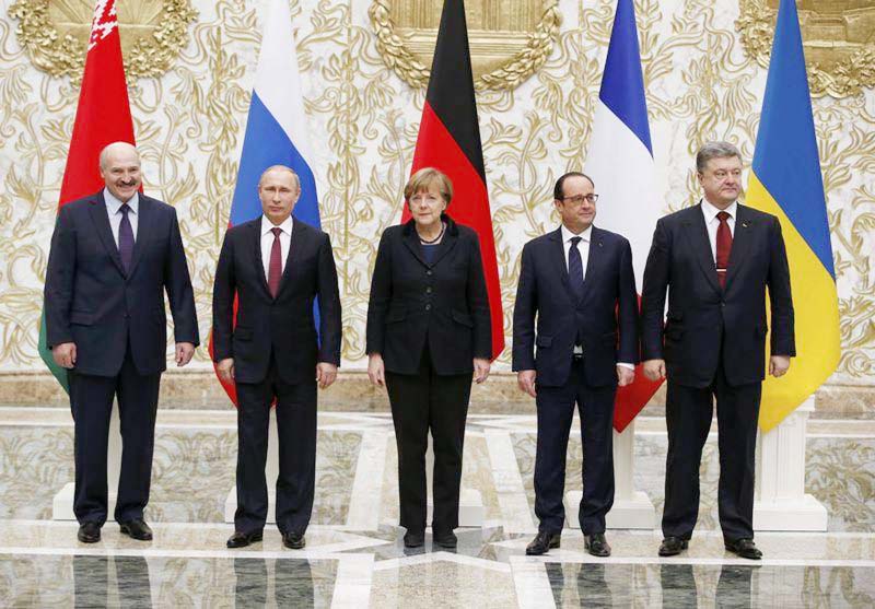 Belarus' President Alexander Lukashenko (L), Russia's President Vladimir Putin (2nd L), Ukraine's President Petro Poroshenko Â®, Germany's Chancellor Angela Merkel Â© and France's President Francois Hollande pose for a family photo during peace t