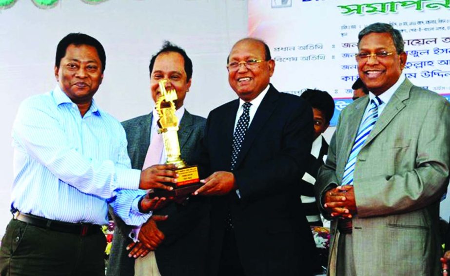 HATIL, a furniture manufacturer's Managing Director Selim H Rahman receiving the Best Pavilion award from Commerce Minister Tofail Ahmed at the 20th Dhaka International Trade Fair-2015 recently. Chairman of the Parliamentary Standing Committee on the Min