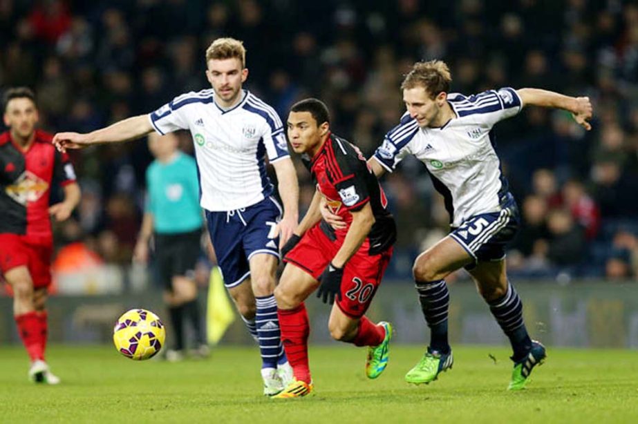 Swansea City's Jefferson Montero controls the ball past West Bromwich Albion's Craig Dawson (right) and James Morrison during the English Premier League soccer match at The Hawthorns, West Bromwich Albion, England on Wednesday.