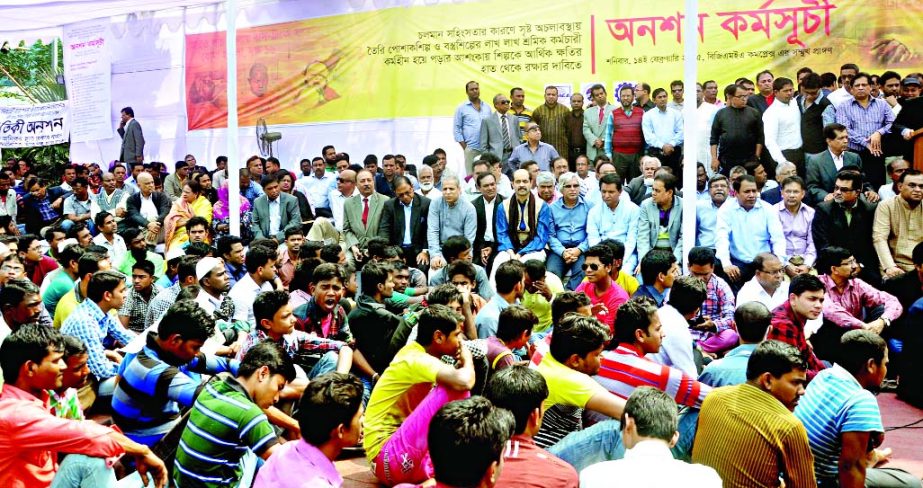 Businessmen observing token hunger strike in front of BGMEA Bhaban demanding withdrawal of hartal, blockade and end to violence on Saturday.