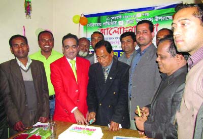 MYMENSINGH: Journalists in Mymensingh cutting cake to mark the 33rd founding anniversary of Jatiya Sangbadik Sangastha in Mymensingh on Saturday.