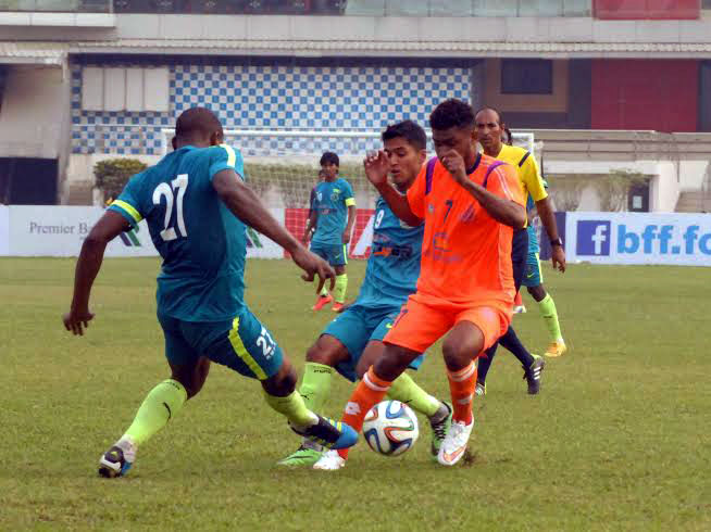 A moment of the football match of the Federation Cup between Brothers Union Limited and Rahmatganj MFS at the Bangabandhu National Stadium on Wednesday.