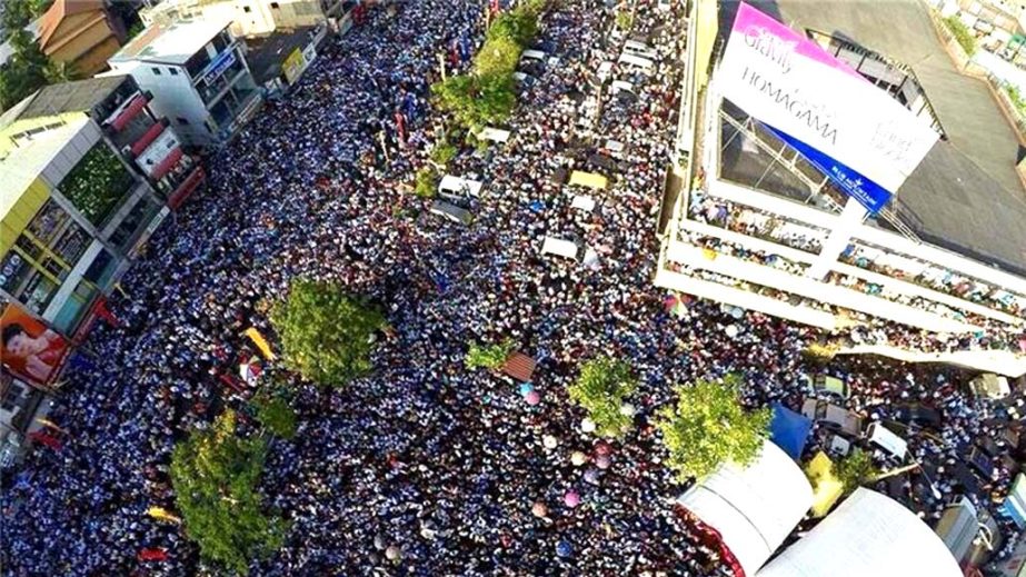 About 20,000 supporters of Rajapaksa staged rally in the capital Colombo on Wednesday.