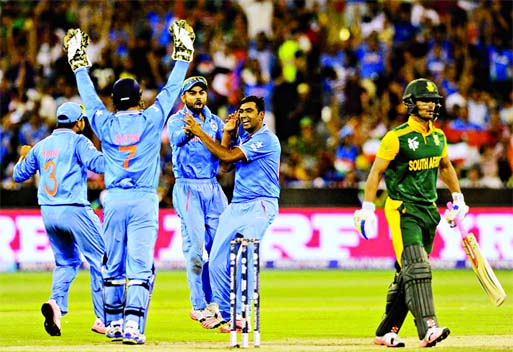 India's Ravichandran Ashwin (2nd R) celebrates with teammates after taking the wicket of South Africa's JP Duminy during the Pool B 2015 Cricket World Cup match at the Melbourne Cricket Ground (MCG) on Sunday.