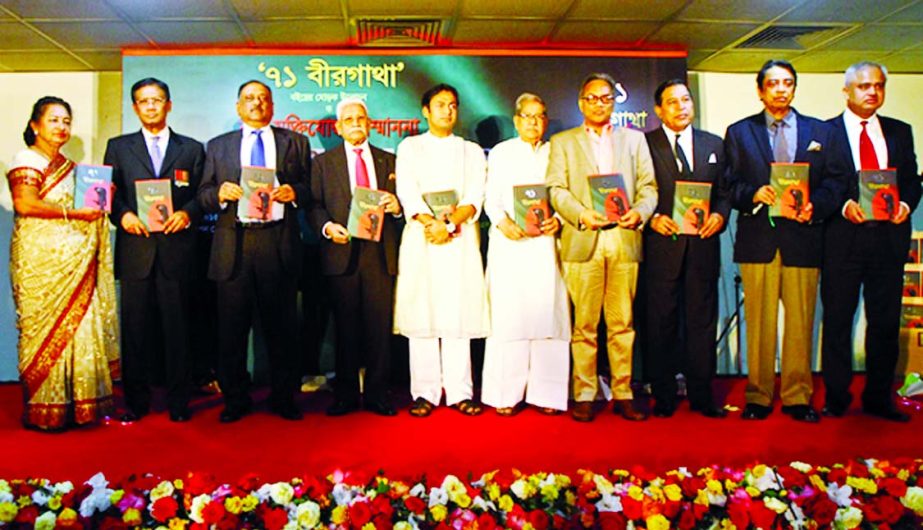 Prof Emeritus Anisuzzaman unveils the book '71 Birgatha' [Heroic Tales of 71] at Bashundhara Convention Centre-2 in the city on Friday. BDS71, a research organisation, and Bashundhara Publications published the book based on interviews of the valiant wa