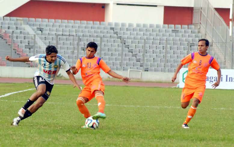 A view of the quarter-final match of the Federation Cup between Sheikh Jamal Dhanmondi Club Limited and Brothers Union Limited at the Bangabandhu National Stadium on Tuesday.