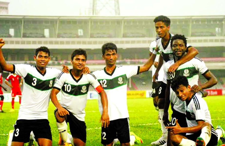 Players of Dhaka Mohammedan Sporting Club Limited celebrate after beating Soccer Club, Feni in their quarter-final match of the Federation Cup at the Bangabandhu National Stadium on Wednesday.