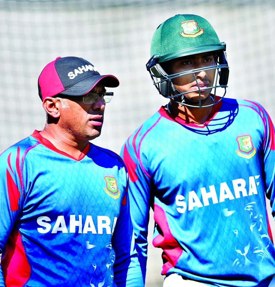 Bangladesh's Soumya Sarkar (R) speaks with head coach Chandika Hathurusingha (L) during their practice session at the Melbourne Cricket Ground (MCG) on Wednesday, ahead of their 2015 Cricket World Cup match against Sri Lanka.