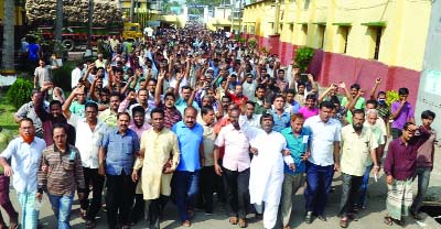 KHULNA: Labourers of eight state-run jute mills of Khulna - Jessore brought out a procession in Khulna town to press home their 5-point demands on Wednesday.
