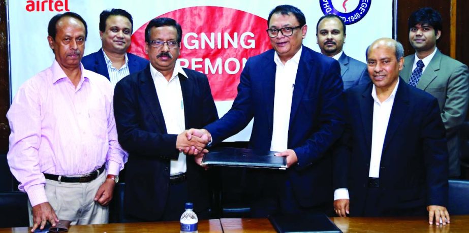 A signing ceremony was held between Airtel Bangladesh Limited and Dhaka Medical College to provide fastest Data and Voice Plans where (from left to right) Dr H A M Nazmul Ahsan, Prof and Dept Head, DMC; Jafry Shamim, Head Enterprise Solutions, Airtel; Pro