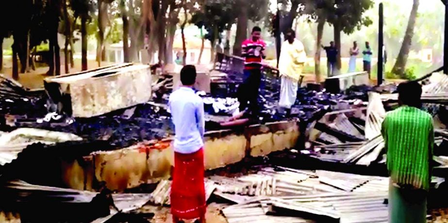Miscreants set fire on land office at Chhagalnaiya Union in Feni on Thursday burning about 10,000 deeds. Radhanagar Union Parishad Chairman, also local BNP chief was arrested.