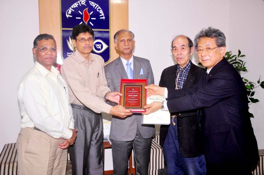 Prof Dr Sheikh Shamimul Alam, Department of Botany of Dhaka University seen receiving "Wada Memorial Award" from Toshiyuki Nagata, President of the Japan Mendel Society and professor of the Tokyo University at a ceremony held at the Vice-Chancellor's o