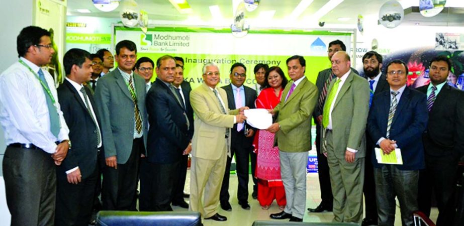 Md Mizanur Rahman, Managing Director & CEO of Modhumoti Bank Limited, inaugurating Dhaka WASA Bill Collection at the bank's Motijheel branch premises on Thursday. Branch Manager SK Talibur Rahman and other officials of both the company were present.