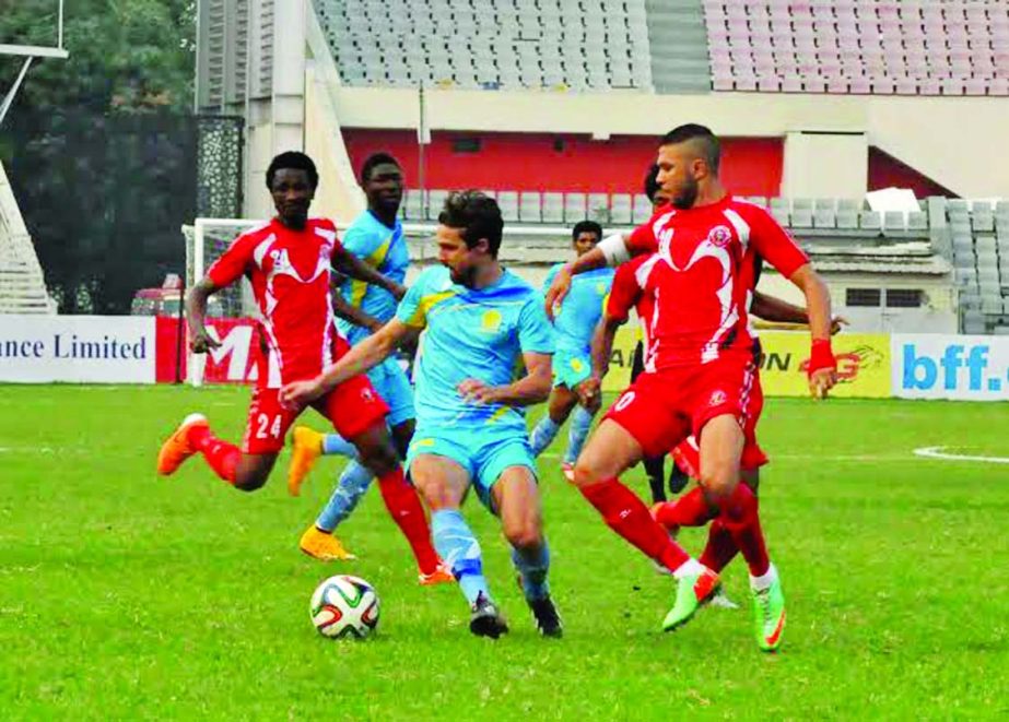 A moment of the quarter-final match of the Federation Cup between Muktijoddha Sangsad Krira Chakra and Dhaka Abahani Limited at the Bangabandhu National Stadium on Friday.