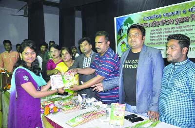 DINAJPUR: Prize -giving ceremony of art competition marking the International Mother Language Day organised by Duronto Bangla , a social- cultural organization was s held at Dinajpur Natto Samity yesterday.