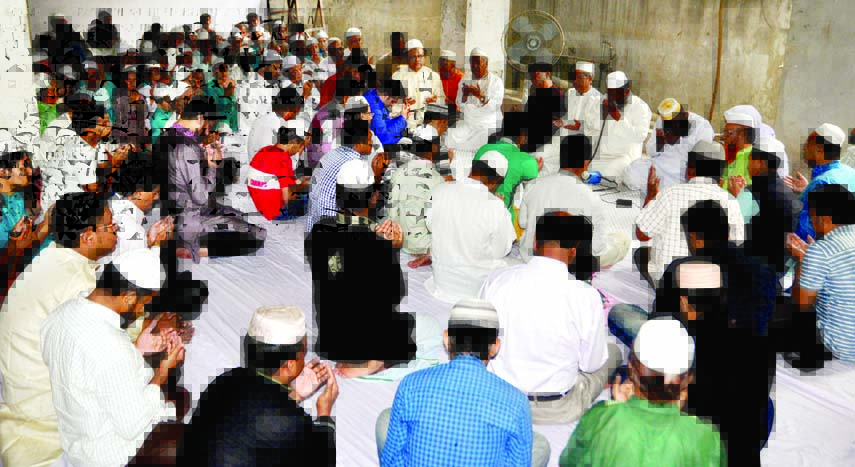 Participants offering Munajat at a Doa Mahfil organised on death of former photojournalist of the daily Ittefaq Mir Mahiuddin Sohan at the latter's Tikatuli residence in the city on Saturday.