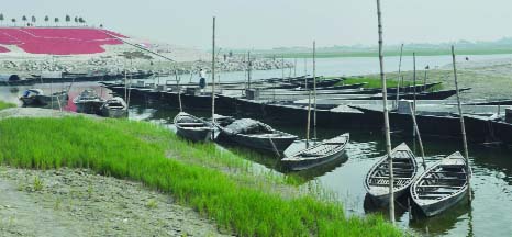 BOGRA: Water level of Mighty Jamuna River has decreased in the dry season and link with 15 chars areas have been almost closed causing disruption to river communication in Sariakhandi Upazila and boatmen remain ideal. This picture was taken from