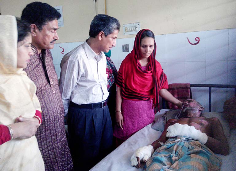 CDA Chairman Abdus Salam visiting petrol bomb victims at Chittagong Medical College burn unit yesterday.