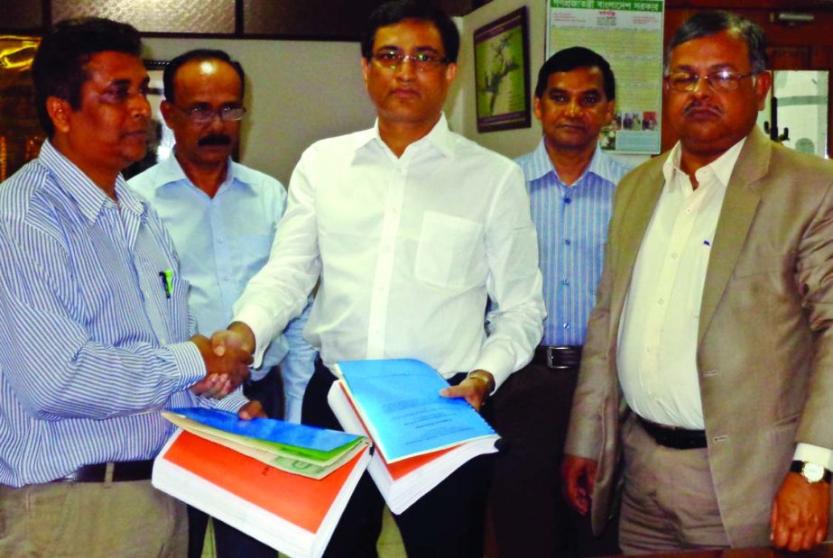 Md Shahadat Hossain, Executive Engineer of LGED Bagerhat and Mohammad Ataur Rahman Bhuiyan, Managing Director of Toma Construction Company Limited sign a deal to construct Bangladesh Indian coal power plant approach road at LGED headquarters on Sunday. LG