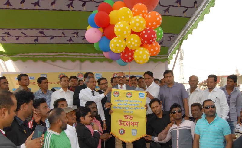 Deputy Minister for Youth and Sports Arif Khan Joy inaugurating the Dhaka North City Corporation and Dhaka South City Corporation Pioneer Football League by releasing the balloons as the chief guest at the Paltan Maidan on Tuesday.