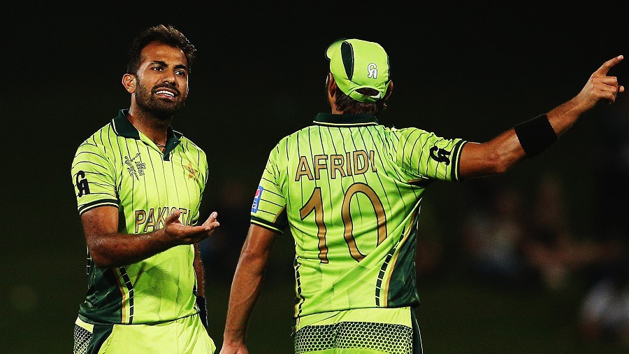Wahab Riaz and Shahid Afridi discuss plans, Pakistan v UAE, World Cup 2015, Group B, Napier, March 4, 2015