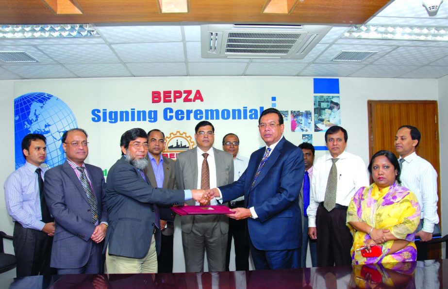 Sayed Nurul Islam, Member (Investment Promotion) of Bangladesh Export Processing Zones Authority and SM Amzad Hossain, MD of Moonstar Fashion Ltd sign an agreement at BEPZA Complex in the city on Wednesday for setting up an RMG industry in Mongla EPZ. Ma