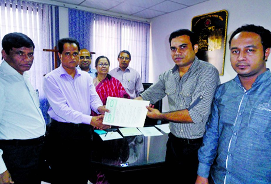 Sayeda Anowara Begum, Member (Development) Join Secretary, handing over deed documents to Shumsul Arifin Abdulla of NM Marketing and Suppliers, one of the lessee at BCSIR office on Tuesday. Khalilur Rahaman, Secretary of Bangladesh Council of Scientific a