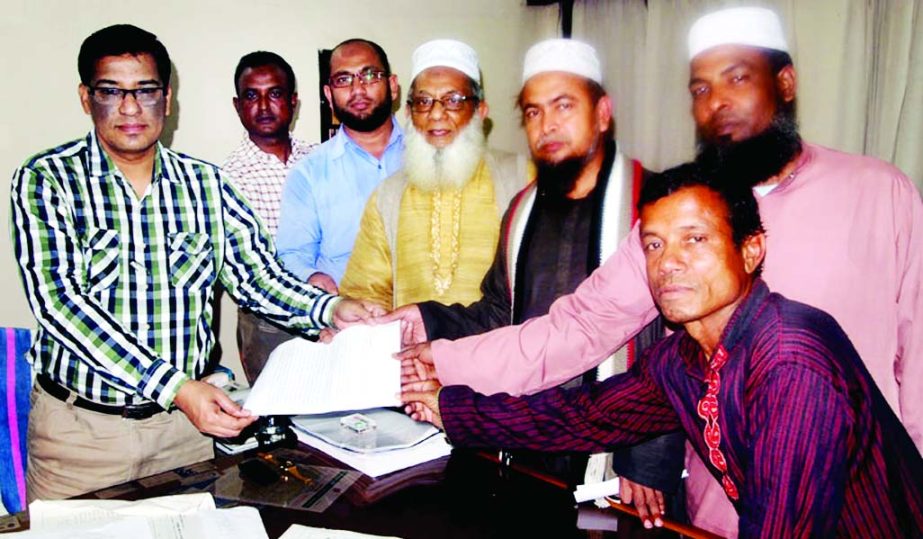 SYLHET: Members of Sylhet Touhidi Janata placing memorandum to DC for taking legal action against a blogger of Sylhet recently.