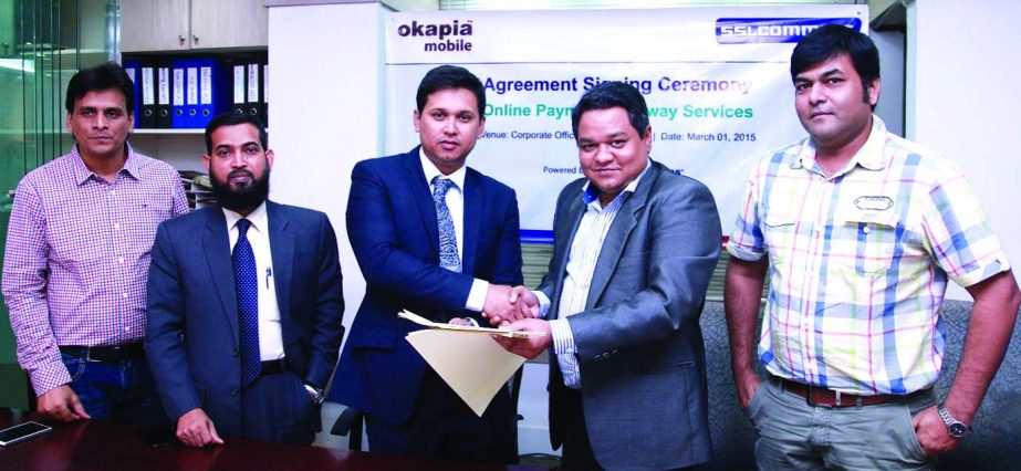 Md Tofazzul Hossain, Managing Director of OKAPIA Mobile and Ashish Chakraborty, General Manager of SSL exchanging deal documents signed at OKAPIA office recently to provide infrastructural facilities. Md Shahadat Hossain and Kazi Manzur Ahmed of OKAPIA a