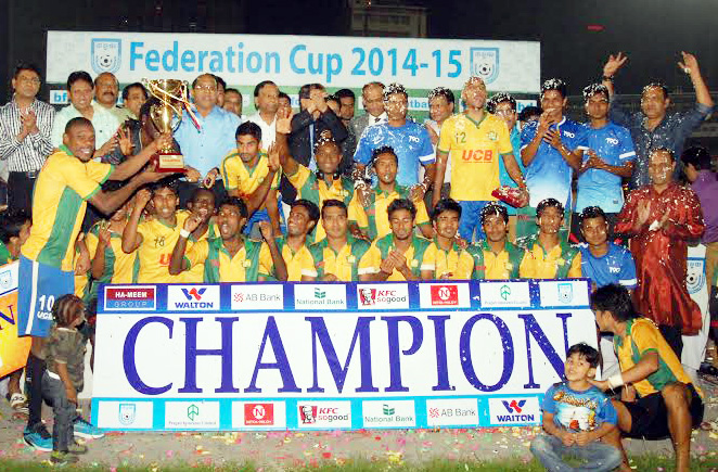 Sheikh Jamal Dhanmondi Club Limited, the champions of the Federation Cup pose with the championship trophy at the Bangabandhu National Stadium on Thursday.