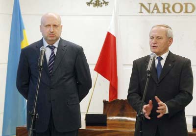 Oleksandr Turchynov, chairman of the Ukrainian Security and Defence Council, left, and head of Poland's National Security Office Stanislaw Koziej, right, talk to reporters before holding a meeting in Warsaw