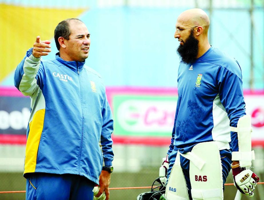 Hashim Amla (R) and South African coach Russell Domingo (L) attend the South Africa team training session ahead of their 2015 Cricket World Cup match against Pakistan at Eden Park in Auckland on Friday.