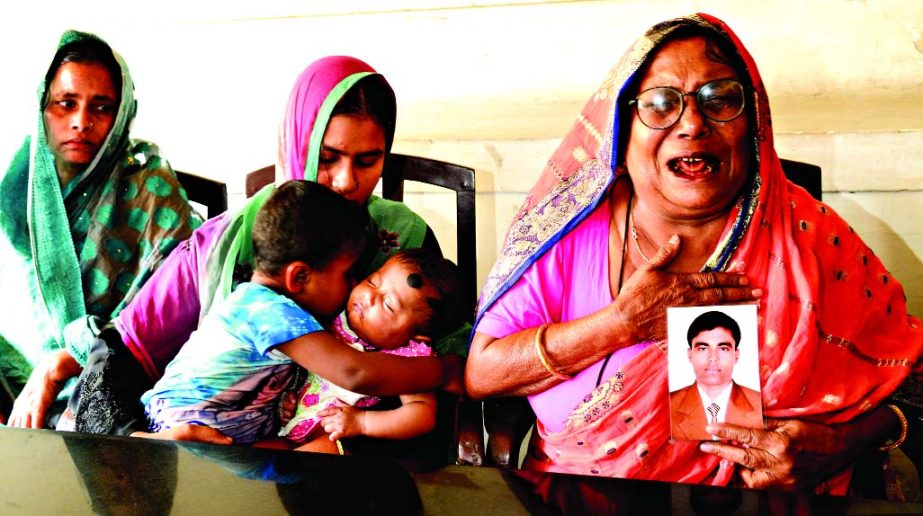 Wailing mother along with other family members at a press conference at Jatiya Press Club on Friday demanding justice to the govt for the deaths of her two sons allegedly in police custody in Barisal. This photo was taken on Friday.