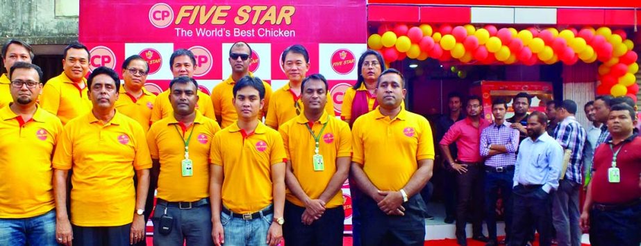 CP FIVE STAR, a concern of CP Bangladesh Company Ltd, celebrated the launching program of 200th food outlets at Chittagong recently. Suchat Suntipada, President, Somchai Tosomsakul, Head of Food Business, Sukanan Sirivanichsuntorn, AVP, commercial and Ren