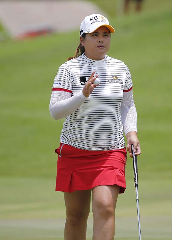 South Korea\'s Inbee Park waves to supporters after sinking the putt on the ninth hole during the third round of the HSBC Women\'s Champions golf tournament in Singapore on Saturday.