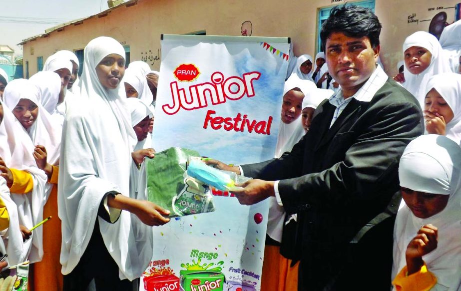 Mohamed Omar Abdi, an importer of PRAN products, distributing gifts among the guardians on the occasion of promotional campaign arranged for the students, teachers and guardians in Hargeisa capital of Somaliland recently.