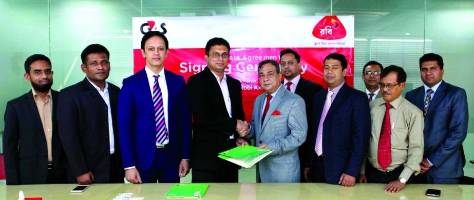 Supun Weerasinghe, MD & CEO of Robi Axiata Limited signs a corporate agreement with Selim Chowdhury, Managing Director of G4S Secure Solutions Bangladesh (P) Ltd, a Multinational Security Services Provider at Robi office on Tuesday.