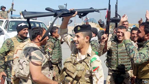 Iraqi govt forces celebrating success in fighting with IS militants.