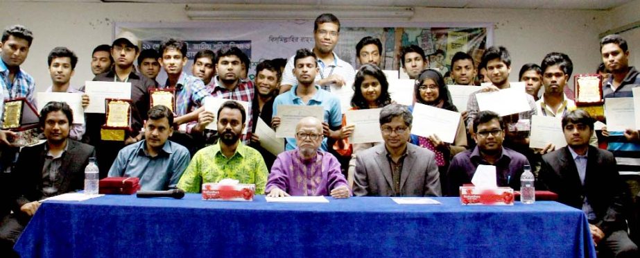 Poet Al-Mahmood is seen with the winners of the Inter University Quiz Competition to mark the National Shaheed Day and International Mother Language Day at Eastern University, Dhanmondi Campus on Tuesday. Youth For Better Future organised the program pres